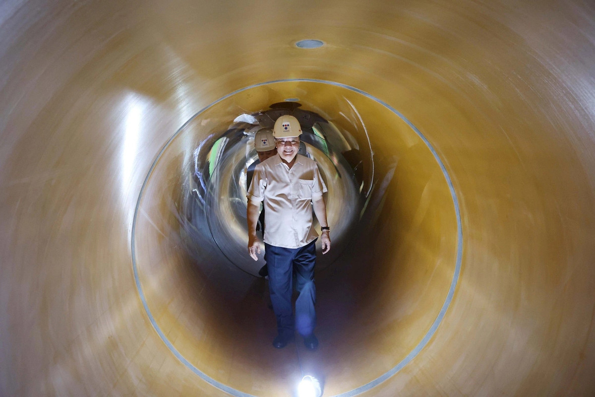 Ngày 16/4 vừa qua, Bí thư Thành ủy Hà Nội Đinh Tiến Dũng cùng đoàn công tác đã đi kiểm tra thực địa công trường gói thầu số 2, trực tiếp kiểm tra hệ thống cống ngầm dưới lòng sông Tô Lịch khu vực ngã ba sông Lừ - sông Tô Lịch (Ảnh: Hà Nội Mới).