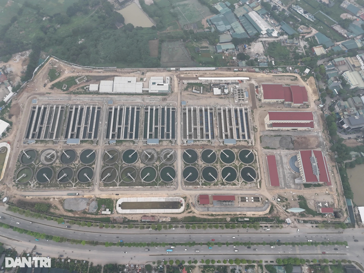 Nước thải sau khi đi qua hệ thống cống gom, sẽ theo đường dẫn về Nhà máy xử lý nước thải Yên Xá. Việc thi công nhà máy này (gói thầu số 1) đã hoàn thành 96%, chờ kết nối đồng bộ với gói thầu số 2 và số 4 (xây dựng hệ thống cống cho một phần khu vực Hà Đông và khu đô thị mới) để vận hành thử trong năm nay.