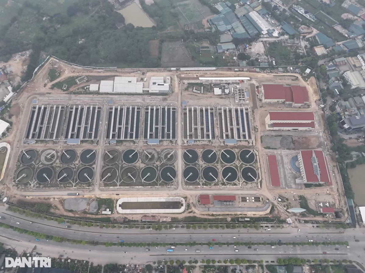 Nước thải sau khi đi qua hệ thống cống gom, sẽ theo đường dẫn về Nhà máy xử lý nước thải Yên Xá. Việc thi công nhà máy này (gói thầu số 1) đã hoàn thành 96%, chờ kết nối đồng bộ với gói thầu số 2 và số 4 (xây dựng hệ thống cống cho một phần khu vực Hà Đông và khu đô thị mới) để vận hành thử trong năm nay.