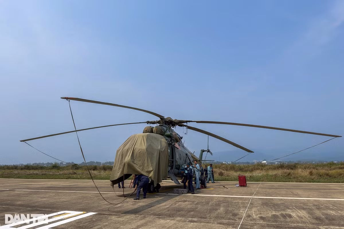 Trực thăng được phủ kín bạt, neo giữ cánh quạt và chỉ mở ra khi thực hiện huấn luyện, hợp luyện khi có nhiệm vụ.
