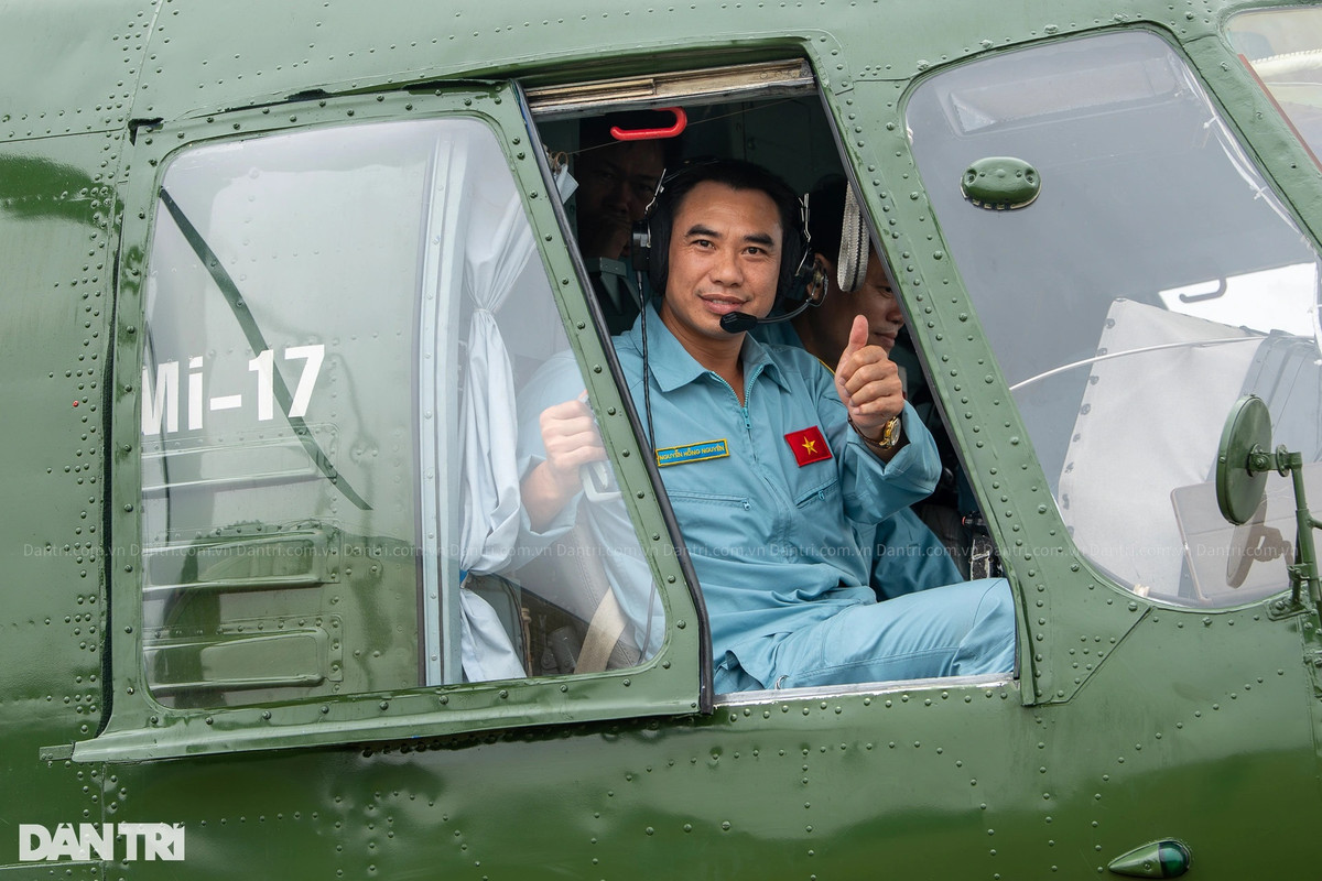 7h30, chiếc trực thăng đầu tiên cất cánh rời sân bay Hòa Lạc. Trước đó, vào ngày 16/4, 3 trung đoàn đã tổ chức chuyến bay huấn luyện chuyển sân đường dài với biên đội 4 trực thăng, hoàn thành nhiệm vụ đúng kế hoạch đề ra.