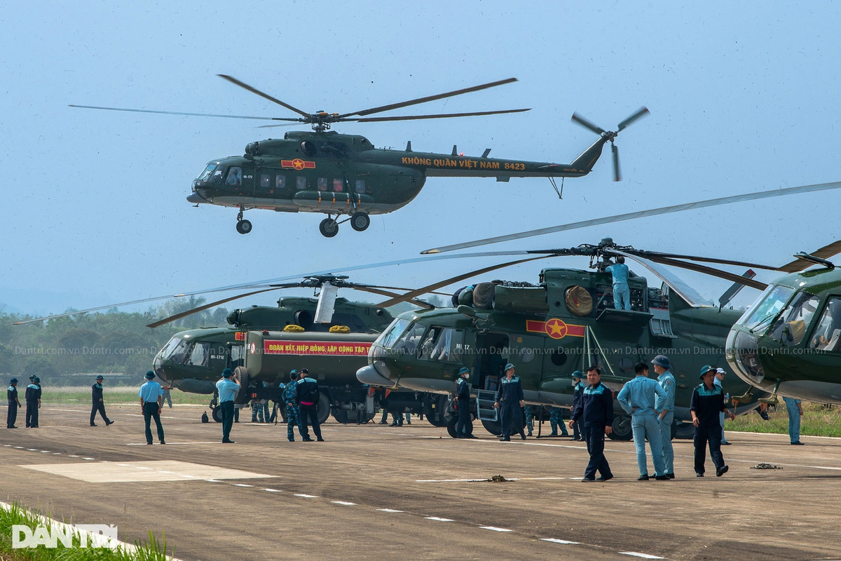 Hàng trăm cán bộ chỉ huy, kỹ thuật viên, thợ máy và phi công đã tới sân bay Điện Biên để thực hiện nhiệm vụ bay treo cờ trong Lễ kỷ niệm ngày 7/5 tới đây.