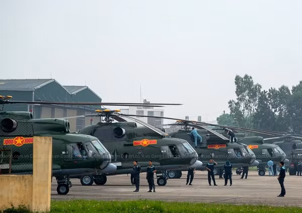 Tại Lễ kỷ niệm 70 năm Chiến thắng Điện Biên Phủ (7/5/1954 - 7/5/2024), 3 biên đội gồm 9 máy bay trực thăng của Không quân Việt Nam mang theo Quốc kỳ và cờ Đảng sẽ tham gia bay trong Lễ kỷ niệm. Sáng 19/4, tại sân bay Hòa Lạc (Sơn Tây, Hà Nội), toàn lực lượng trực thăng của Quân chủng PK-KQ tham gia bay diễu binh, diễu hành kỷ niệm 70 năm chiến thắng Điện Biên Phủ đã bay chuyển sân lên sân bay Điện Biên.