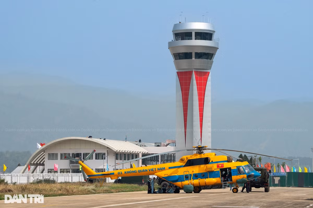 Tổ kỹ thuật kiểm tra từng máy bay sau khi hạ cánh tại sân bay Điện Biên.