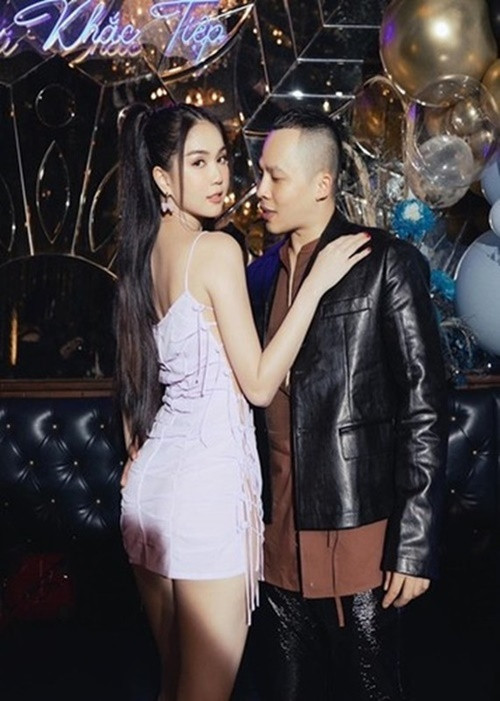 "Tôi chưa bao giờ giận Ngọc Trinh ngay cả trong ý nghĩ. Với tôi, cô ây là người sống đạo đức và chu toàn nên chắc chắn sẽ không ai giận được Trinh. Chỉ có Trinh giận tôi nên tôi phải chịu, nhưng tôi nghĩ chuyện giữa tôi và Trinh không có gì to tát, chỉ hiểu lầm chút thôi… Có thể trong lúc nóng giận Trinh hủy kết bạn trên Facebook với tôi", Vietnamnet dẫn lời Vũ Khắc Tiệp. Ảnh: FBNV.