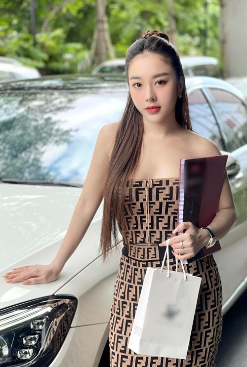 Ngày nhỏ, Tuyết Nhung và TiTi quen biết nhau. Vài năm trở lại đây, cả hai vô tình gặp lại trong một bữa tiệc của một người bạn rồi nảy sinh tình cảm. Ảnh: FBNV.