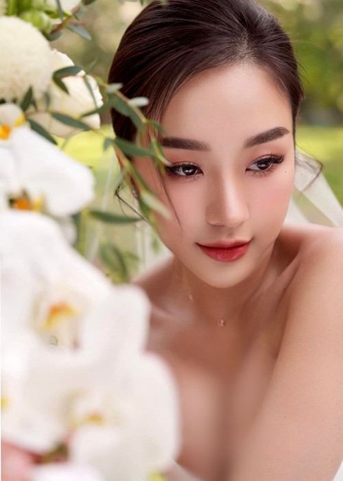 Sở hữu hình thể nuột nà, Tuyết Nhung không ngần ngại mặc táo bạo. Ảnh: FBNV.