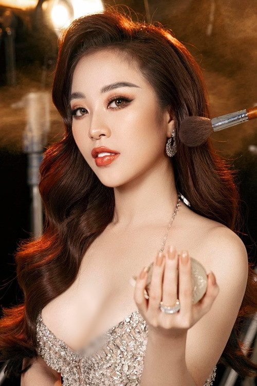 Vợ sắp cưới của TiTi chuộng trang phục khoe vòng một căng đầy. Ảnh: FBNV.