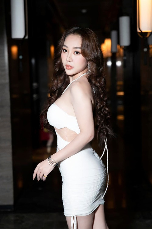 Ngoại hình của Tuyết Nhung gợi cảm không kém cạnh các mỹ nhân Việt. Ảnh: FBNV.