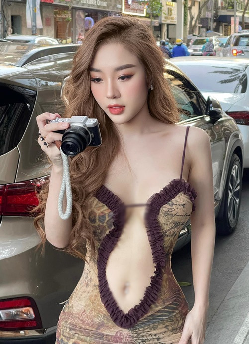 Váy áo cắt xẻ sâu giúp tôn hình thể bốc lửa của Tuyết Nhung. Ảnh: FBNV.