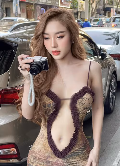 Váy áo cắt xẻ sâu giúp tôn hình thể bốc lửa của Tuyết Nhung. Ảnh: FBNV.