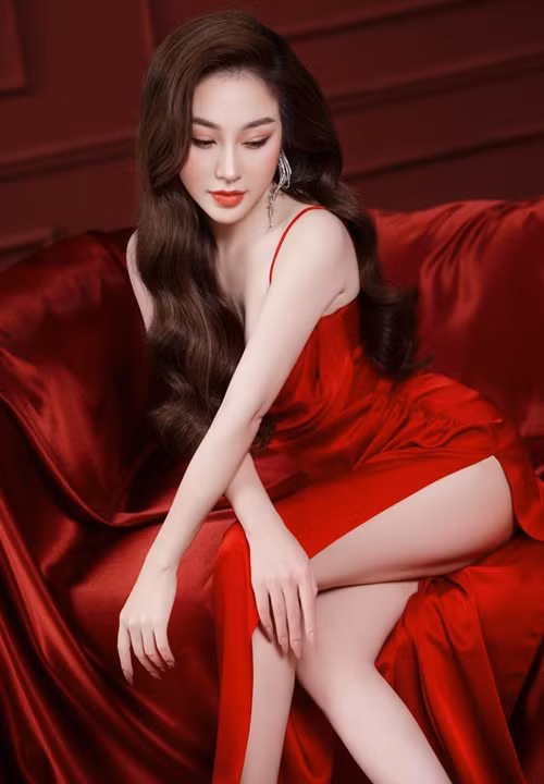 Bạn gái TiTi sở hữu nhan sắc xinh đẹp với gương mặt sắc sảo, số đo ba vòng chuẩn. Ảnh: FBNV.