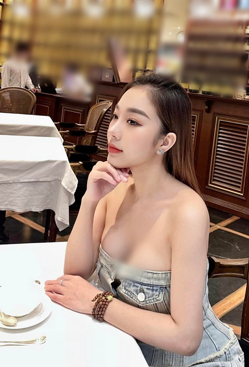 Tuyết Nhung diện áo cúp ngực, khiến người đối diện khó rời mắt. Ảnh: FBNV.