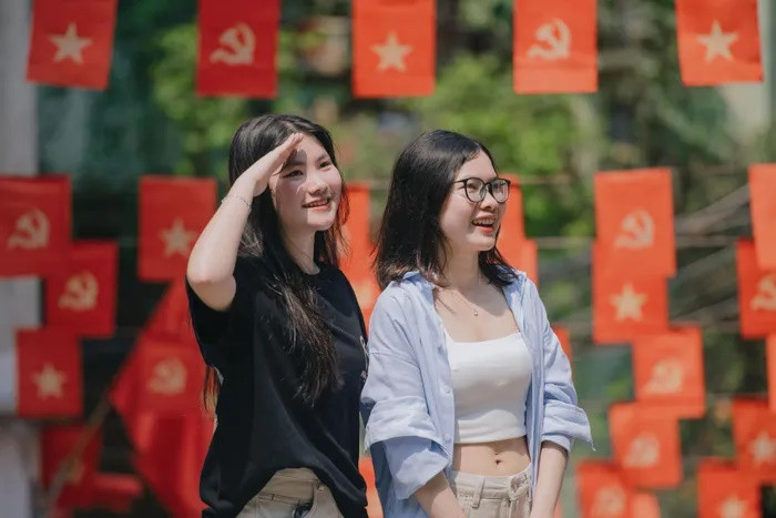 Di chuyển khoảng 30 km từ huyện Quốc Oai, Thanh Huyền và Thanh Thúy cho biết cả hai đã phải rất vất vả khi chụp ảnh tại đây. “Con ngõ rất đẹp. Nhưng đi đường xa cộng thêm thời tiết nắng nóng khiến chúng tôi chảy mồ hôi liên tục. Điều này làm cho tóc nhanh bết và lớp trang điểm cũng sớm trôi chỉ sau một tiếng”, Thúy nói với Tri thức - Znews.