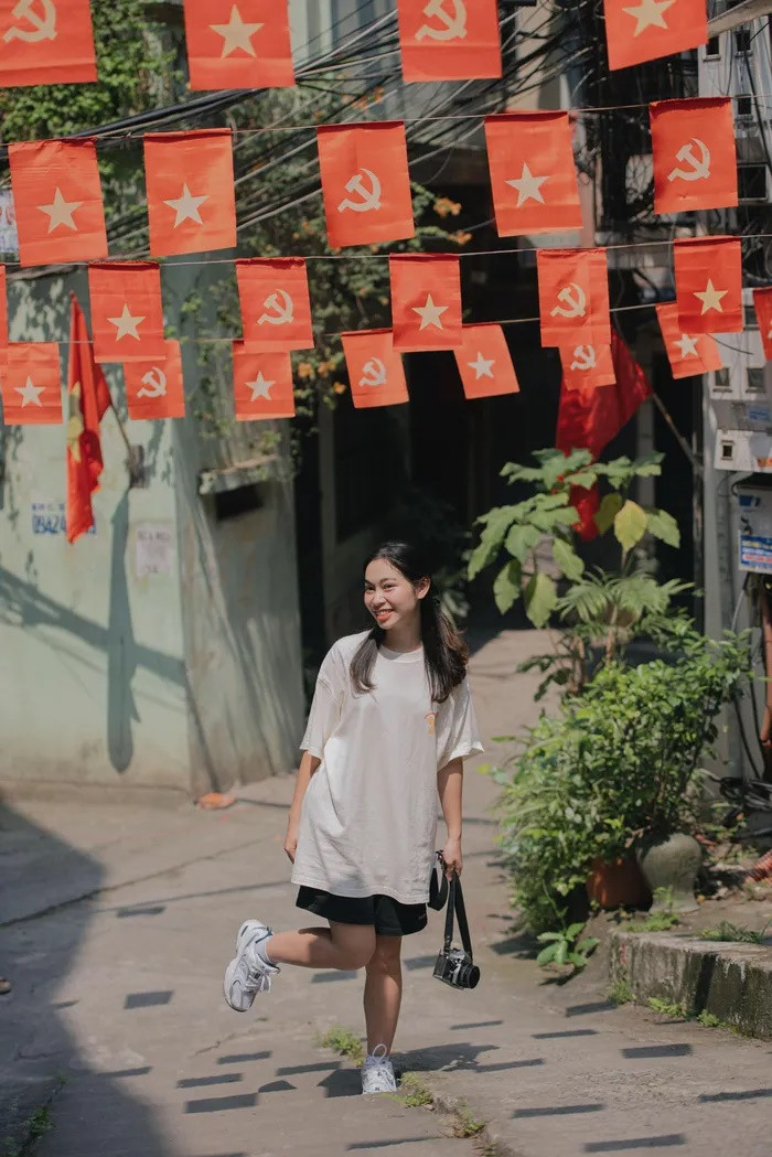 Đến dịp lễ kỷ niệm 49 năm Giải phóng miền Nam thống nhất đất nước và 70 năm chiến thắng Điện Biên Phủ năm nay, con ngõ này bắt đầu lan truyền rộng rãi trên mạng xã hội và nổi tiếng trở lại trong giới trẻ.