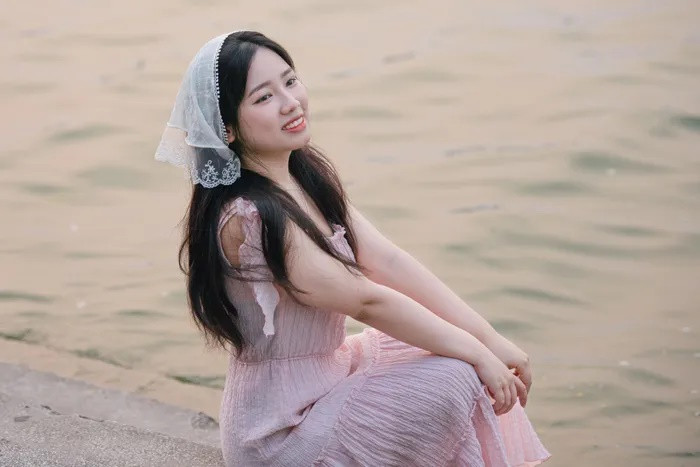 Với Xuân Nguyễn (quận Đống Đa), đi ngắm hoàng hôn ở Hồ Tây là một trong những hoạt động vui chơi đã được lên kế hoạch từ sớm. “Mình sẽ chỉ đi loanh quanh Hà Nội vào dịp lễ. Dự đoán các địa điểm du lịch nổi tiếng khác sẽ quá tải người vào thời gian này nên mình và gia đình đã có một chuyến đi Cô Tô, Quảng Ninh vào tuần trước”, cô chia sẻ.