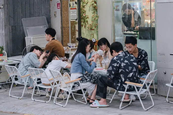 Ngoài chụp ảnh, các hoạt động như ngồi cà phê kết hợp tô tượng cũng thu hút các bạn trẻ. Tuy nhiên, theo ghi nhận, dù đang trong kỳ nghỉ lễ, lượng bạn trẻ đổ xô tới các địa điểm vui chơi nổi tiếng vốn không lớn. Nhiều người cho biết việc ra ngoài vào thời tiết nắng nóng khiến họ không thực sự vui vẻ và dễ bị khó chịu, từ đó đưa ra quyết định ở nhà.