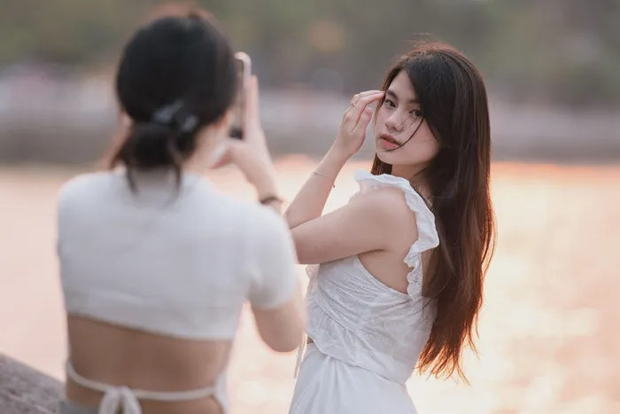 Hồ Tây vốn nổi tiếng là địa điểm đẹp nhất để ngắm hoàng hôn tại Hà Nội. Vì khoảnh khắc hoàng hôn xuất hiện vào khoảng 17h khá chóng vánh, nhiều người vội vã tận hưởng trước khi mặt trời lặn.