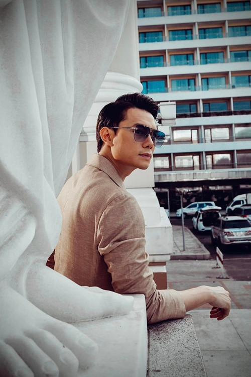 Trên truyền thông, khi được hỏi về chuyện tình cảm, Anh Dũng phản hồi: "Tôi không quan tâm đến những tin đồn. Nếu có thắc mắc, bạn liên hệ chị Ánh". Ảnh: FBNV.