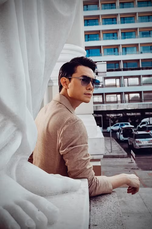 Trên truyền thông, khi được hỏi về chuyện tình cảm, Anh Dũng phản hồi: "Tôi không quan tâm đến những tin đồn. Nếu có thắc mắc, bạn liên hệ chị Ánh". Ảnh: FBNV.