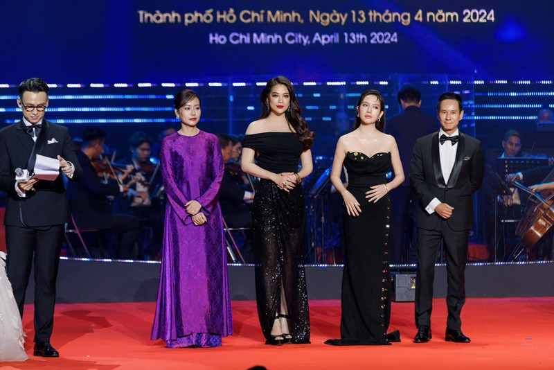 Nữ diễn viên chăm đăng tải hình ảnh bận rộn với công việc khi đời tư gây chú ý. Ảnh: FBNV.