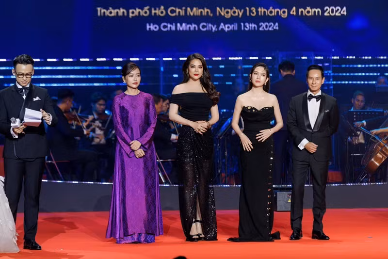 Nữ diễn viên chăm đăng tải hình ảnh bận rộn với công việc khi đời tư gây chú ý. Ảnh: FBNV.