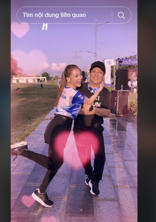 "Cảm ơn ba Tí đã thức dậy thật sớm để kịp đón mẹ Bi ở vạch đích và nhận món quà sinh nhật cực kỳ tâm huyết này của mẹ Bi. Yêu thương ba Tí thật nhiều”, Nhã Phương. Ảnh: FBNV.