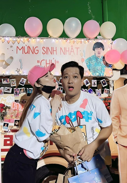 Năm 2022, dịp sinh nhật Trường Giang, Nhã Phương đến tận phim trường tự tay làm bánh mì chiêu đãi chồng và đoàn làm phim. Ảnh: Pháp Luật Việt Nam.