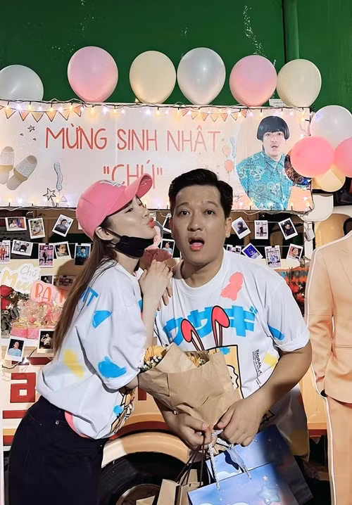 Năm 2022, dịp sinh nhật Trường Giang, Nhã Phương đến tận phim trường tự tay làm bánh mì chiêu đãi chồng và đoàn làm phim. Ảnh: Pháp Luật Việt Nam.