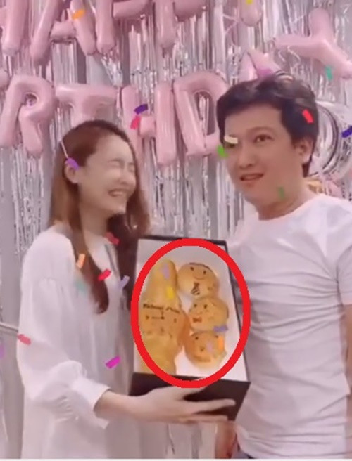 Năm 2020, Nhã Phương tự làm bánh hình chiếc đồng hồ tặng Trường Giang. Ảnh: Dân Việt.