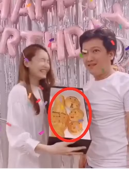 Năm 2020, Nhã Phương tự làm bánh hình chiếc đồng hồ tặng Trường Giang. Ảnh: Dân Việt.