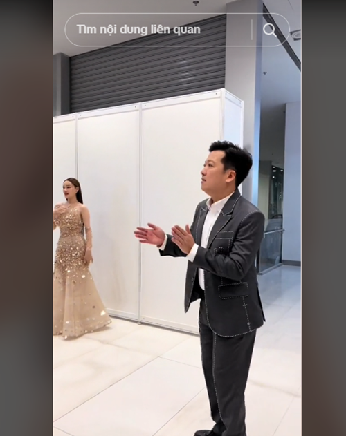 Nhã Phương khoe Trường Giang kiên nhẫn chờ đợi vợ chụp hình tại sự kiện. Ảnh chụp màn hình.