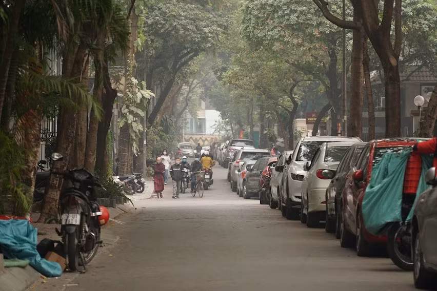 Vỉa hè phố này trồng rất nhiều cây xanh và ngay cạnh là Công viên Trung Yên.