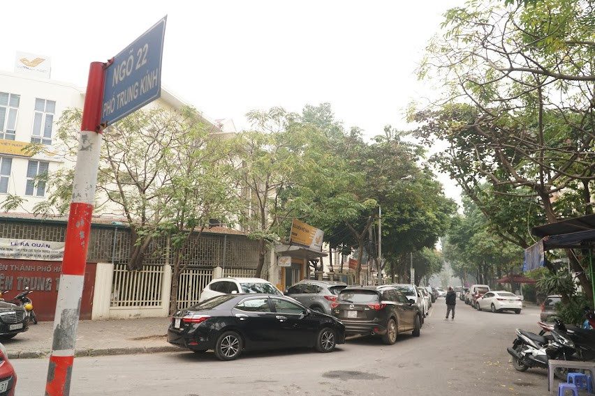 Đoạn đầu phố Lưu Quang Vũ rộng 26 mét. Dải phân cách lớn với hàng hoa cây xanh trên phố này. Đoạn cuối là ngã ba giao cắt với ngõ 22 Trung Kính, đối diện là Trường THCS Trung Hoà.