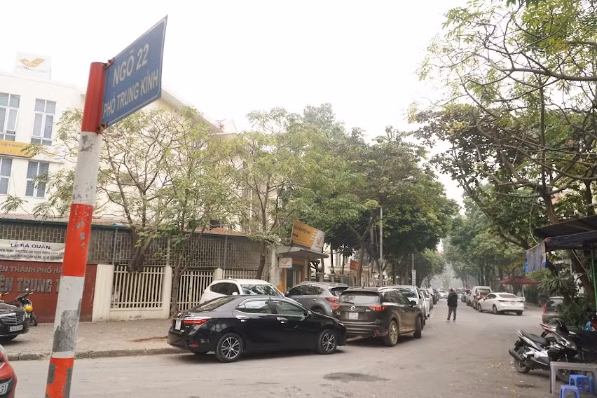 Đoạn đầu phố Lưu Quang Vũ rộng 26 mét. Dải phân cách lớn với hàng hoa cây xanh trên phố này. Đoạn cuối là ngã ba giao cắt với ngõ 22 Trung Kính, đối diện là Trường THCS Trung Hoà.