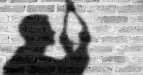  Phó trưởng công an phường treo cổ tự tử tại nhà: Ngày 17/12, UBND phường Ngọc Sơn (quận Kiến An, TP Hải Phòng) cho biết, người thân phát hiện ông N.T.D. (SN 1976, trú phường Ngọc Sơn) tử vong tại nhà trong tư thế treo cổ vào chiều qua. Được biết, ông N.T.D. mang cấp bậc trung tá, giữ chức Phó trưởng Công an phường Lãm Hà. 