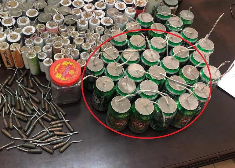  Bắt đối tượng chế hàng trăm quả pháo cho vào lon bia nổ như "bom": Ngày 17/12, Công an thị trấn huyện Nam Đàn, Nghệ An cho biết vừa bắt quả tang Nguyễn Văn Định (SN 1976, trú tại địa phương) khi đang chế pháo nổ tại nhà. Công an thu giữ 275 quả pháo tự chế có trọng lượng hơn 45 kg và 2,4 kg thuốc pháo. Định khai, số thuốc nổ sau khi cho vào ống nhựa, nối dây dẫn, nhồi vào vỏ lon bia để tạo tiếng nổ như "bom". 