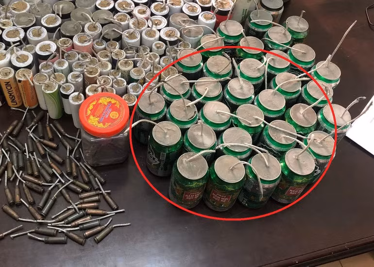  Bắt đối tượng chế hàng trăm quả pháo cho vào lon bia nổ như "bom": Ngày 17/12, Công an thị trấn huyện Nam Đàn, Nghệ An cho biết vừa bắt quả tang Nguyễn Văn Định (SN 1976, trú tại địa phương) khi đang chế pháo nổ tại nhà. Công an thu giữ 275 quả pháo tự chế có trọng lượng hơn 45 kg và 2,4 kg thuốc pháo. Định khai, số thuốc nổ sau khi cho vào ống nhựa, nối dây dẫn, nhồi vào vỏ lon bia để tạo tiếng nổ như "bom". 