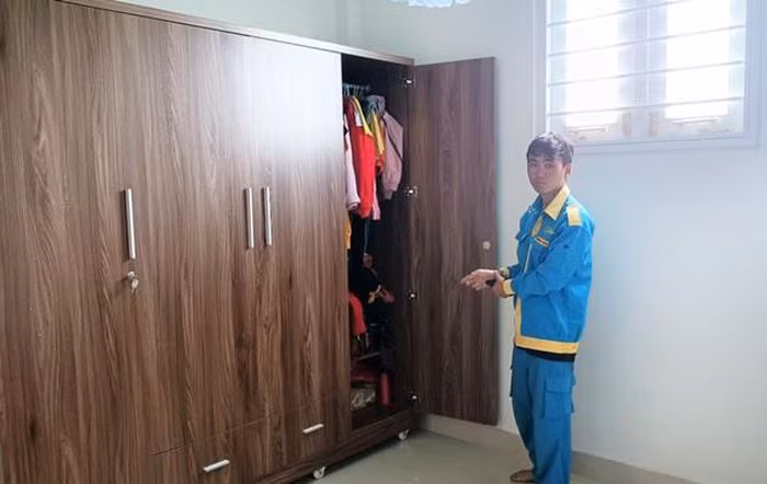  Nhân viên giao hàng cưa song sắt đột nhập trộm tài sản: Sau khi đột nhập vào nhà người dân lấy trộm 200 triệu đồng, Chu Văn Minh (24 tuổi, ngụ tại xã Đam B'ri, TP Bảo Lộc, tỉnh Lâm Đồng) tiếp tục cưa song sắt một nhà dân khác để trộm 2 máy tính xách tay và 1 điện thoại di động. Ngày 17/12, Công an TP Bảo Lộc cho biết vừa bắt giữ Minh. 