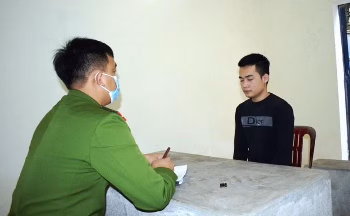  Kêu gọi từ thiện, lừa đảo hàng nghìn người: Sử dụng nhiều tài khoản facebook ảo đăng thông tin kêu gọi từ thiện cho các hoàn cảnh khó khăn, đối tượng Phan Văn Tài (SN 1996, quê ở Nghệ An) đã lừa đảo, chiếm đoạt tiền của hơn 1.600 nạn nhân trên khắp cả nước, chiếm đoạt số tiền 255 triệu đồng. Ngày 17/12, cơ quan chức năng tỉnh Nghệ An cho biết, đang tạm giữ Tài để điều tra.