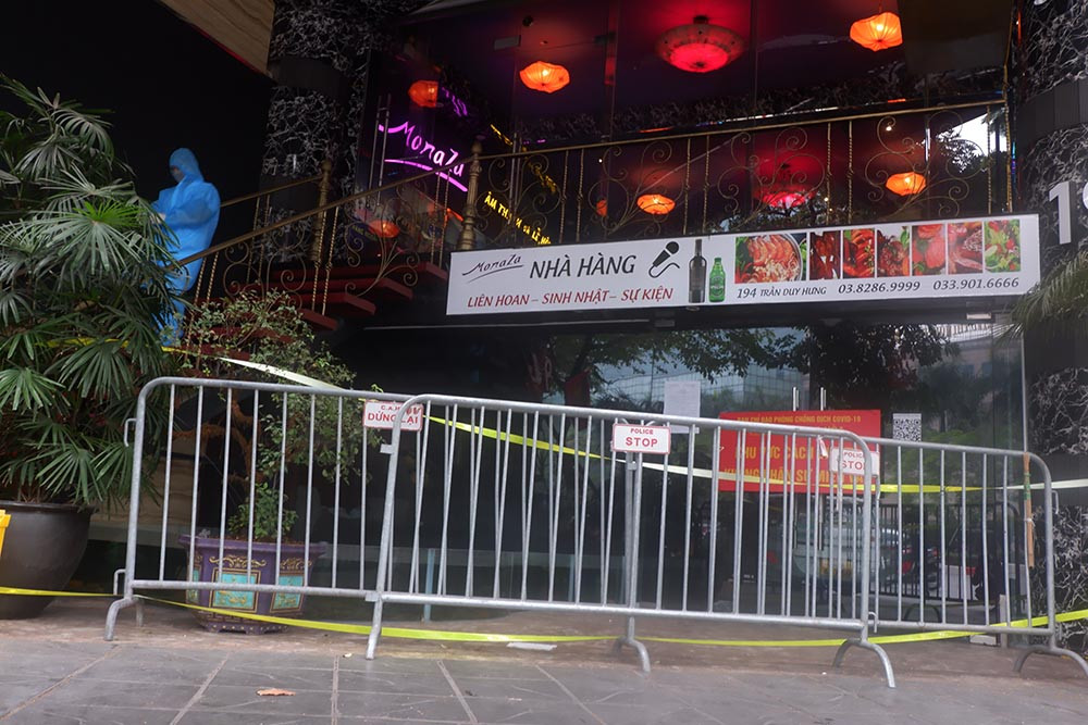 Trước đó, theo báo cáo của Công an phường Trung Hòa, vào khoảng 23h45 đêm 8/12, tổ công tác của Công an phường Trung Hòa phối hợp UBND phường Trung Hòa tuần tra, giải quyết hàng ăn sau 24h và các cơ sở vi phạm phòng chống dịch COVID-19 trên đường Trần Duy Hưng.