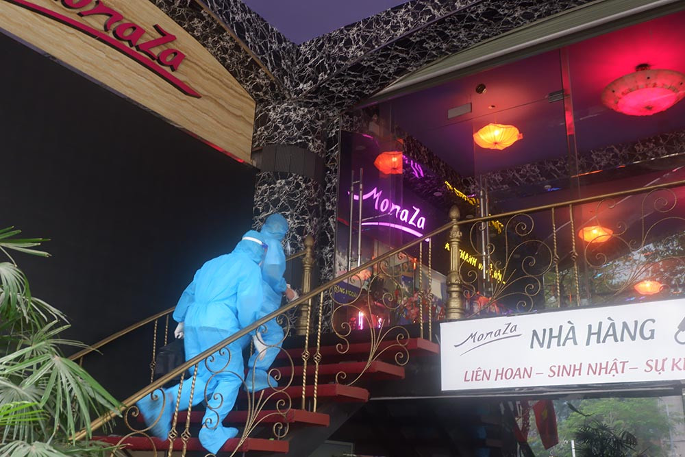 Nhân viên y tế đến đưa người có biến chứng nặng đi cách ly.