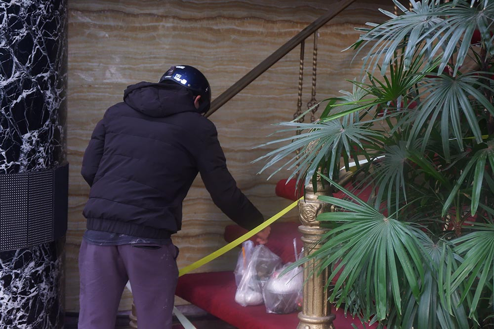 Riêng đối với 4 trường hợp có kết quả test nhanh dương tính, cơ quan chức năng tổ chức cách ly một phòng riêng. Báo cáo của lực lượng chức năng nêu rõ, cơ sở vi phạm trên do ông Nguyễn Chí T., sinh năm 1983, làm chủ; ngành nghề kinh doanh của cơ sở gồm karaoke, nhà hàng, cà phê. Trong đó tầng B1, tầng 1, 5, 6, 10, 11, 12 kinh doanh hàng ăn và cà phê; tầng 2 đến tầng 4 kinh doanh karaoke; tầng 7 đang sửa chữa để không; tầng 8 là bếp.