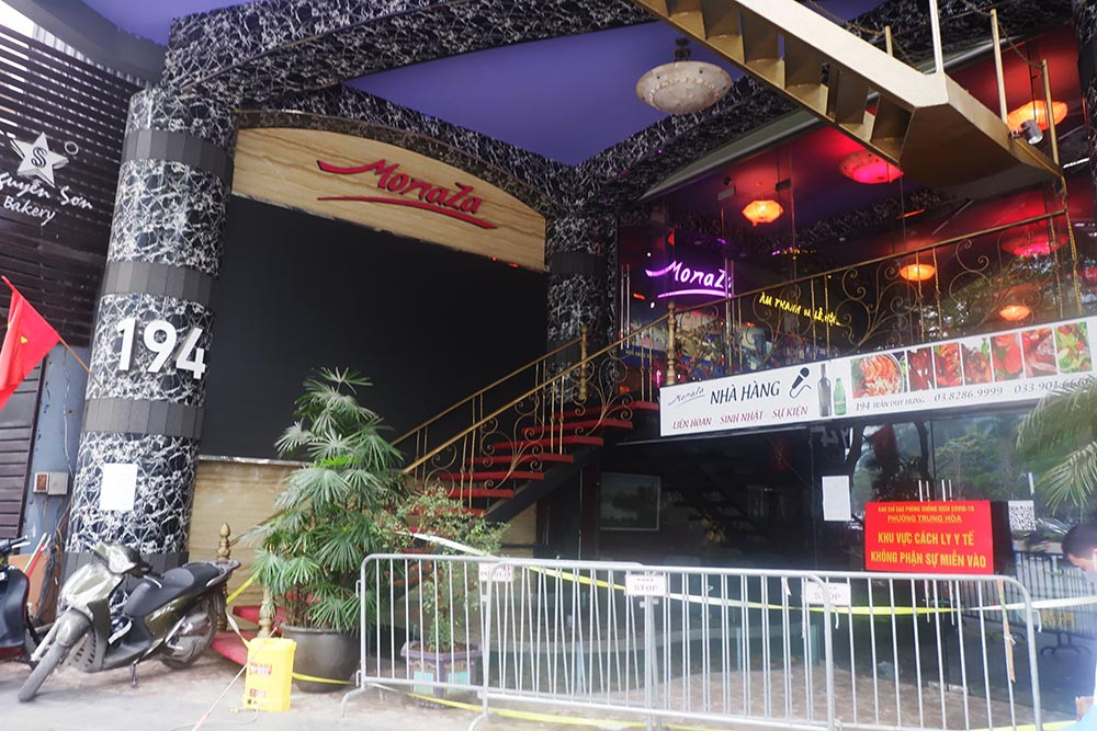 Tất cả người trong quán không được ra khỏi khu vực cách ly cho đến khi có thông báo mới.
