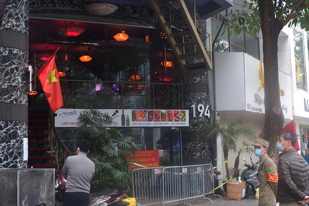 Khi đến gần quán karaoke Monaza ở 194 đường Trần Duy Hưng, lực lượng chức năng phát hiện dù cửa chính đã khóa, cơ sở đã tắt đèn nhưng cửa ngách có người đi ra vào, nghi có biểu hiện hoạt động kinh doanh.