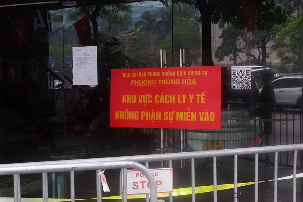 Ban chỉ huy Công an phường đã báo cáo chỉ huy Công an quận Cầu Giấy để xin ý kiến chỉ đạo, đồng thời trực tiếp xuống cơ sở giải quyết. Sau đó, Công an phường đã phối hợp cùng đội Quản lý hành chính, đội CSGT, trật tự Công an quận kiểm tra hành chính cơ sở kinh doanh Monaza.