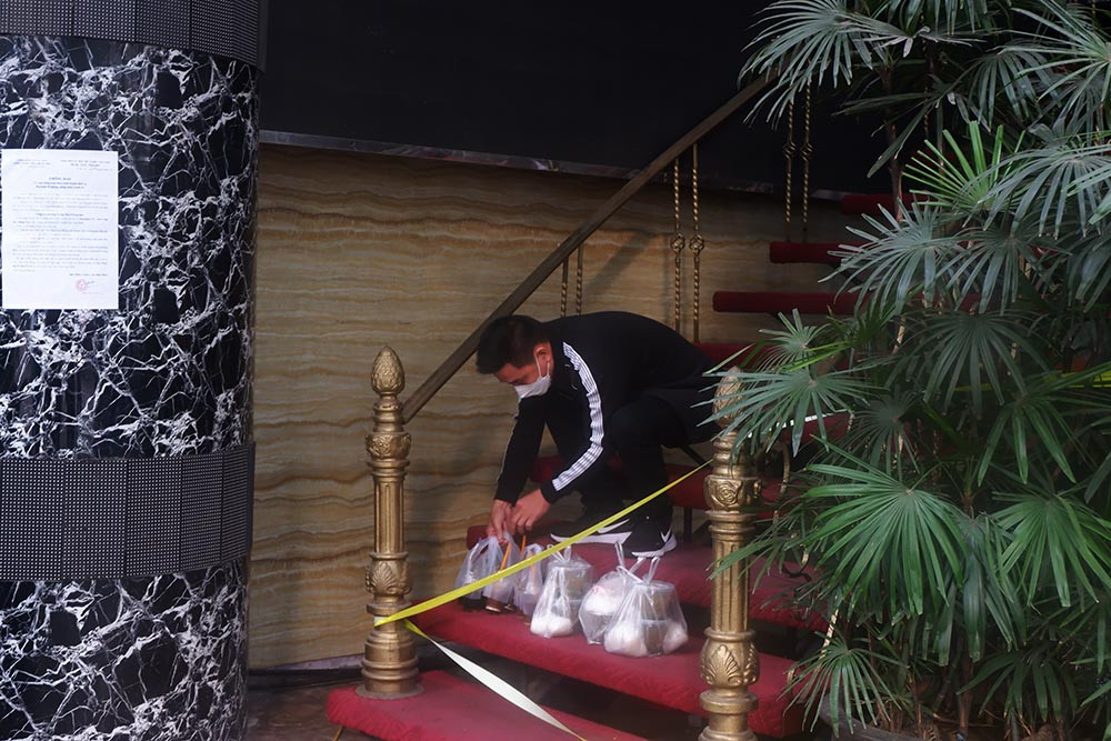 UBND phường Trung Hòa báo cáo UBND quận Cầu Giấy xem xét củng cố hồ sơ để xử lý vi phạm các quy định về phòng, chống dịch COVID-19, với mức xử lý nặng nhất.