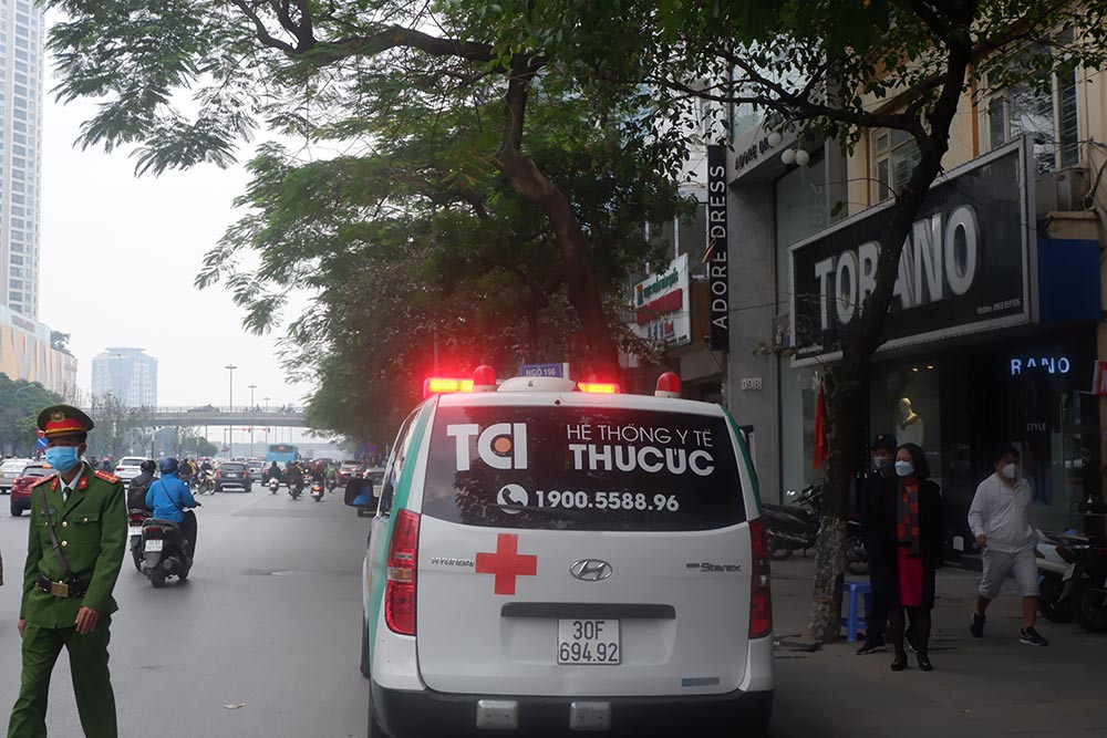 Theo quan sát của PV, do có người cách ly trong quán có biến chứng nặng nên lực lượng chức năng đã gọi xe cứu thương đến để đưa đi điều trị.