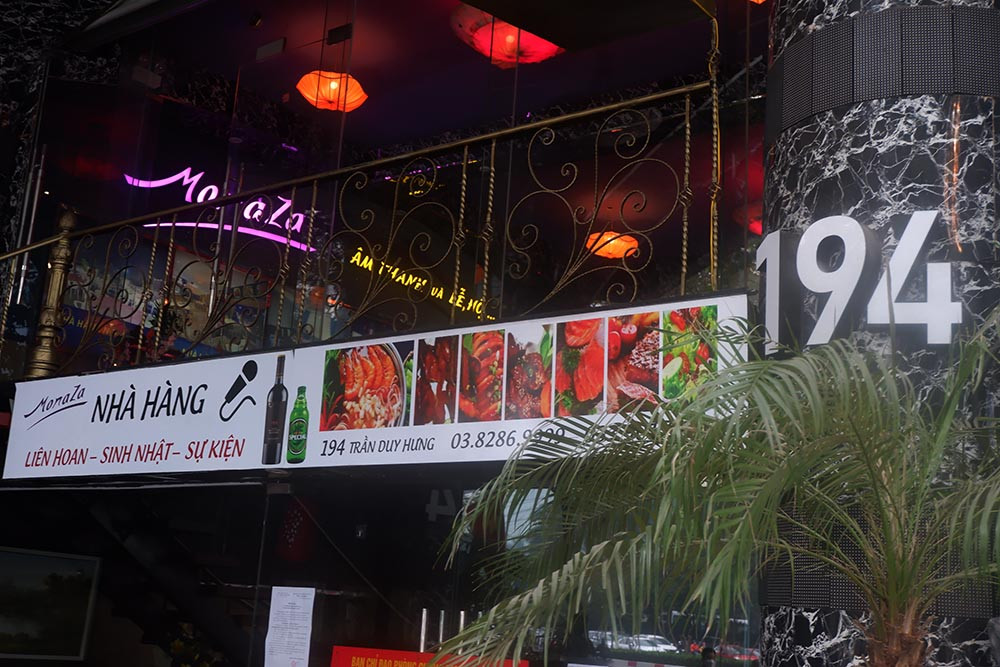 Ban đầu xác định có khoảng 126 khách đang ăn uống tại tầng B1, tầng một và tầng 11 trong cơ sở kinh doanh này. Chủ tịch UBND phường Trung Hòa đã chỉ đạo lực lượng y tế địa phương phối hợp với Công an phường test nhanh COVID-19 đối với số khách tại cơ sở. Đến 5h cùng ngày, việc test nhanh COVID-19 mới hoàn thành. Kết quả có 4 khách dương tính với COVID-19. Lực lượng Công an phường đã phối hợp với y tế phong tỏa và yêu cầu khách ở lại để phối hợp xác minh làm rõ.