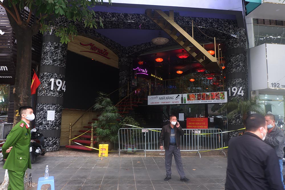 Theo ghi nhận của PV Báo Tri thức và Cuộc sống vào sáng 10/12, quán karaoke mở "chui" ở Trần Duy Hưng có 4 F0 hiện đang tạm phong toả để phục vụ việc truy vết và xét nghiệm cho hơn 100 người.